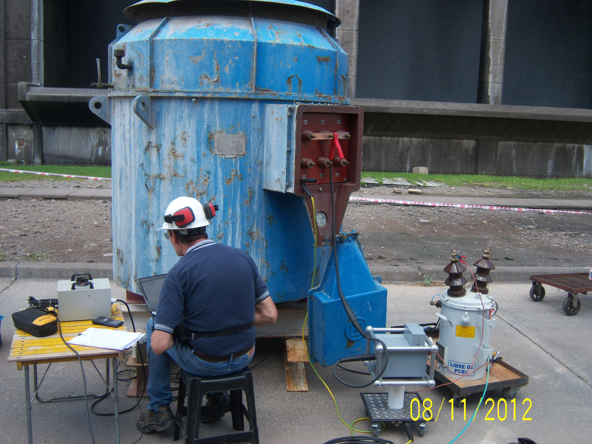 BEMEC técnico realizando pruebas en campo