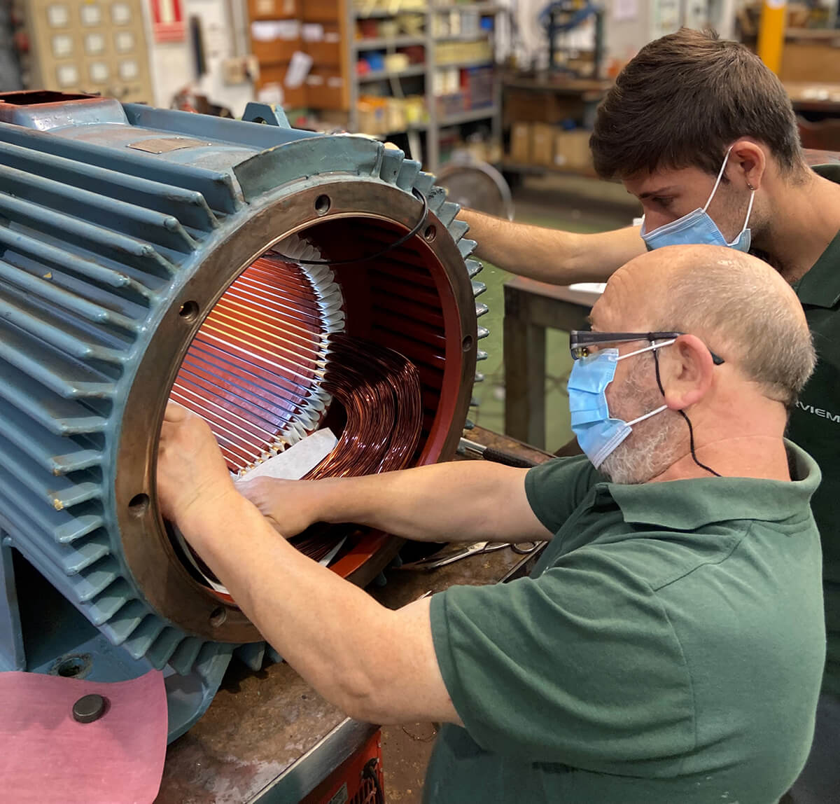 Equipo de técnicos BEMEC trabajando en rebobinado de motor eléctrico industrial