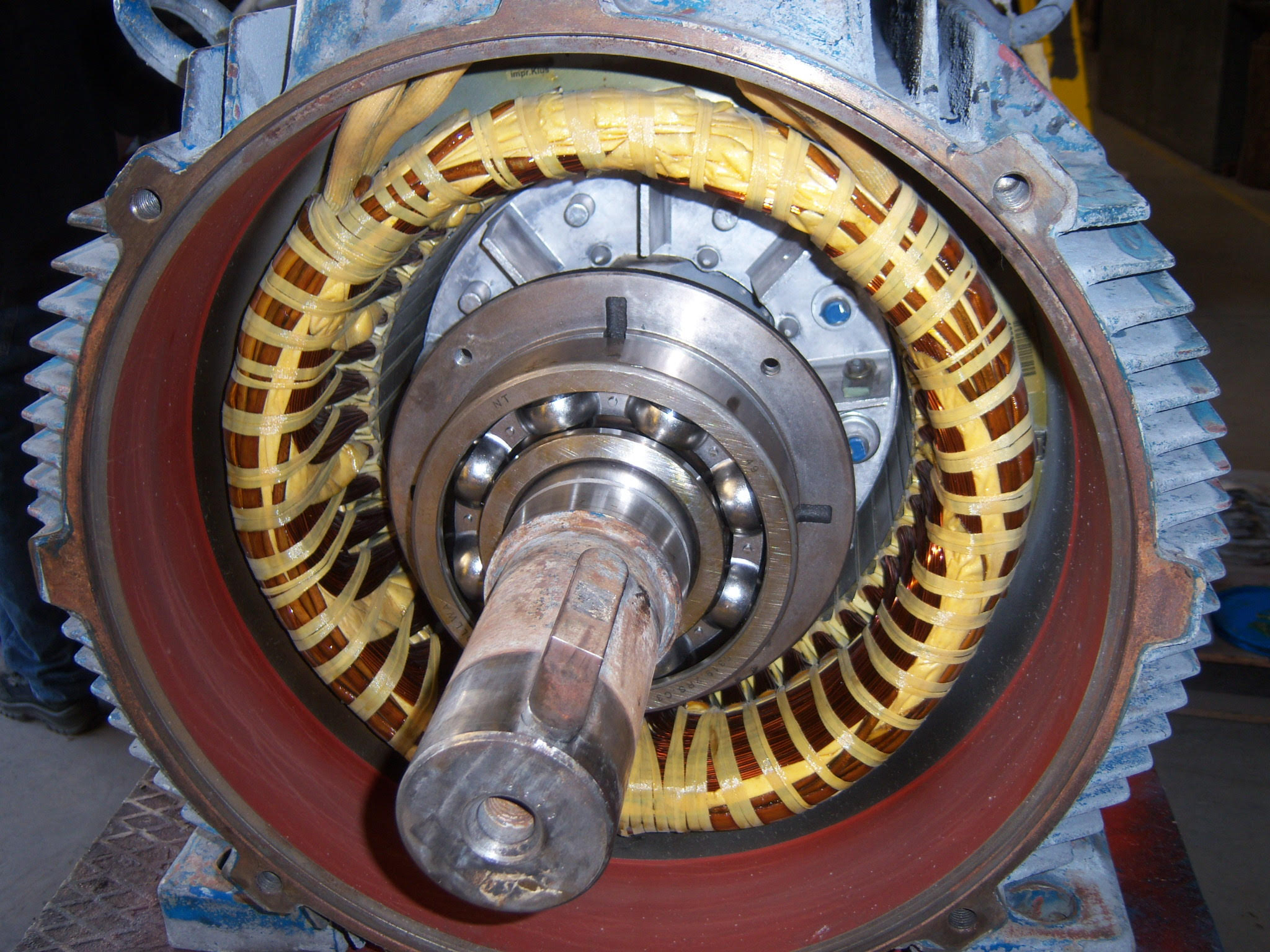 Detalle interno de rotor de motor con bobinados de cobre y rodamientos