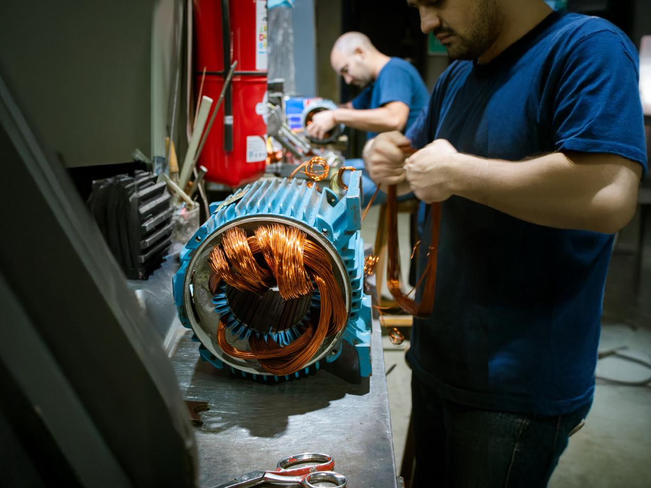 Técnicos BEMEC trabajando en motor eléctrico con bobinados de cobre