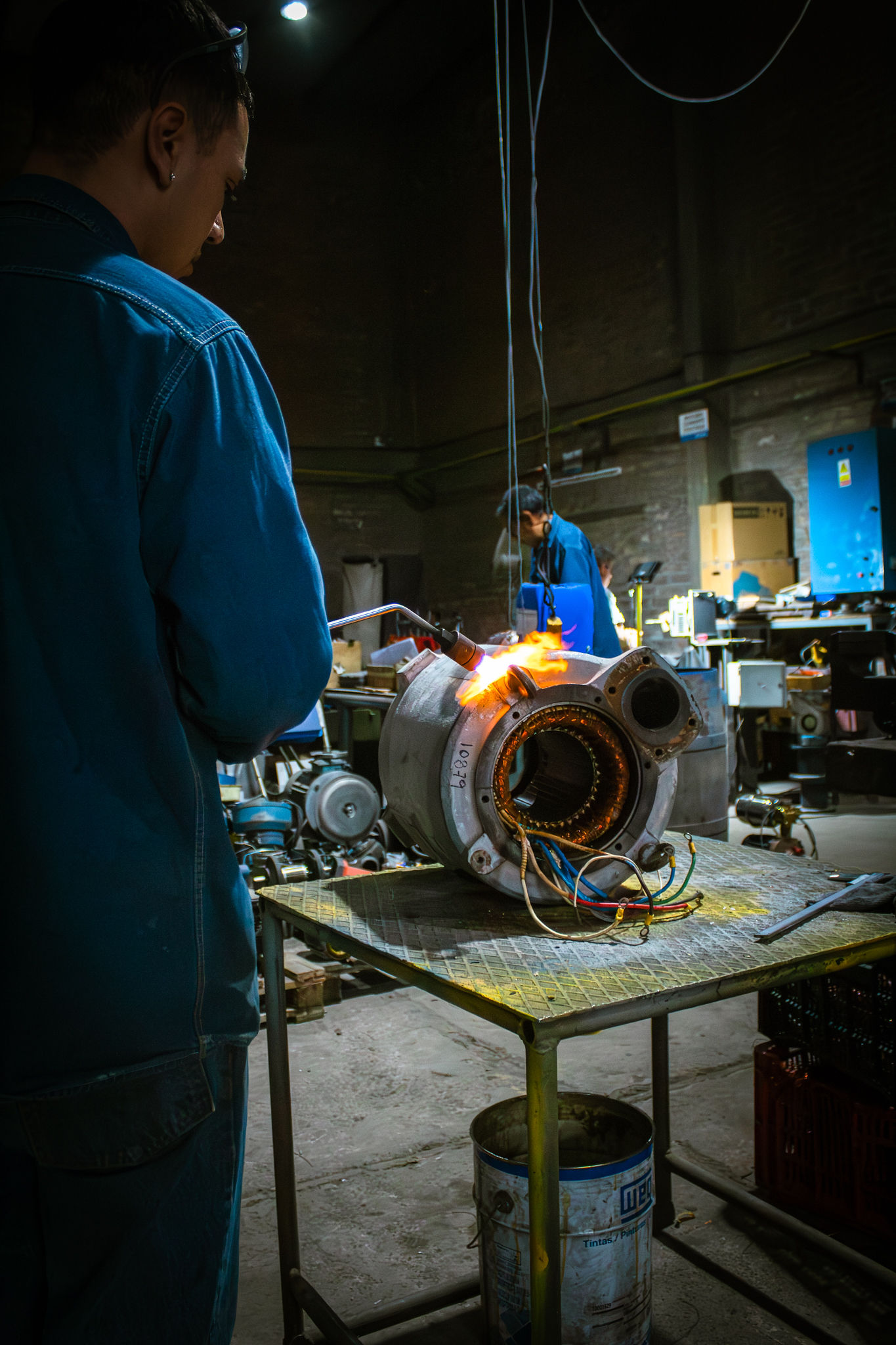 Técnico de BEMEC inspeccionando motor eléctrico con componentes calientes